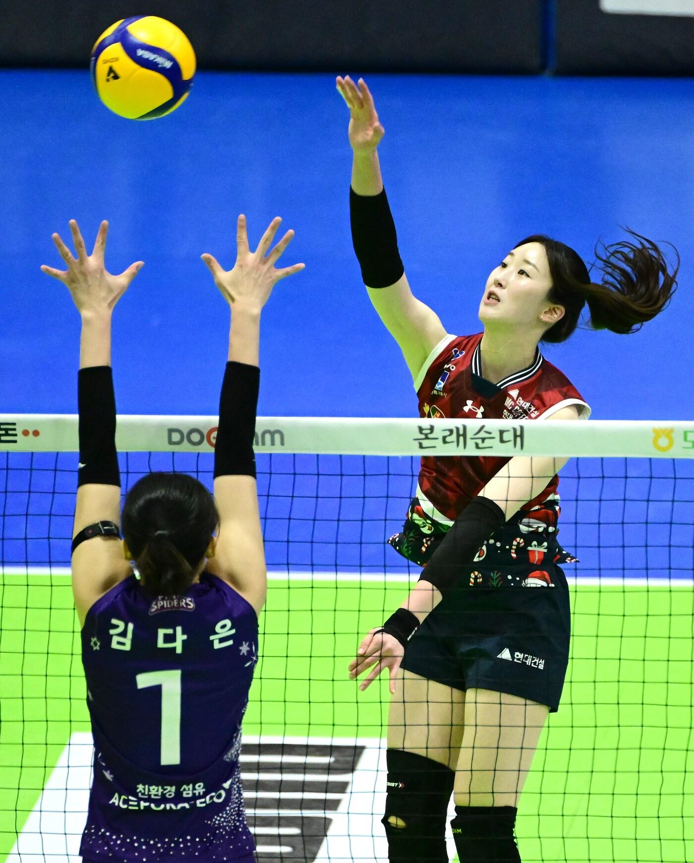 본문 이미지 - 현대건설 고예림이 20일 경기 수원실내체육관에서 열린 도드람 2024-25 V리그 여자부 흥국생명과의 경기에서 공격을 시도하고 있다. &#40;KOVO 제공&#41;