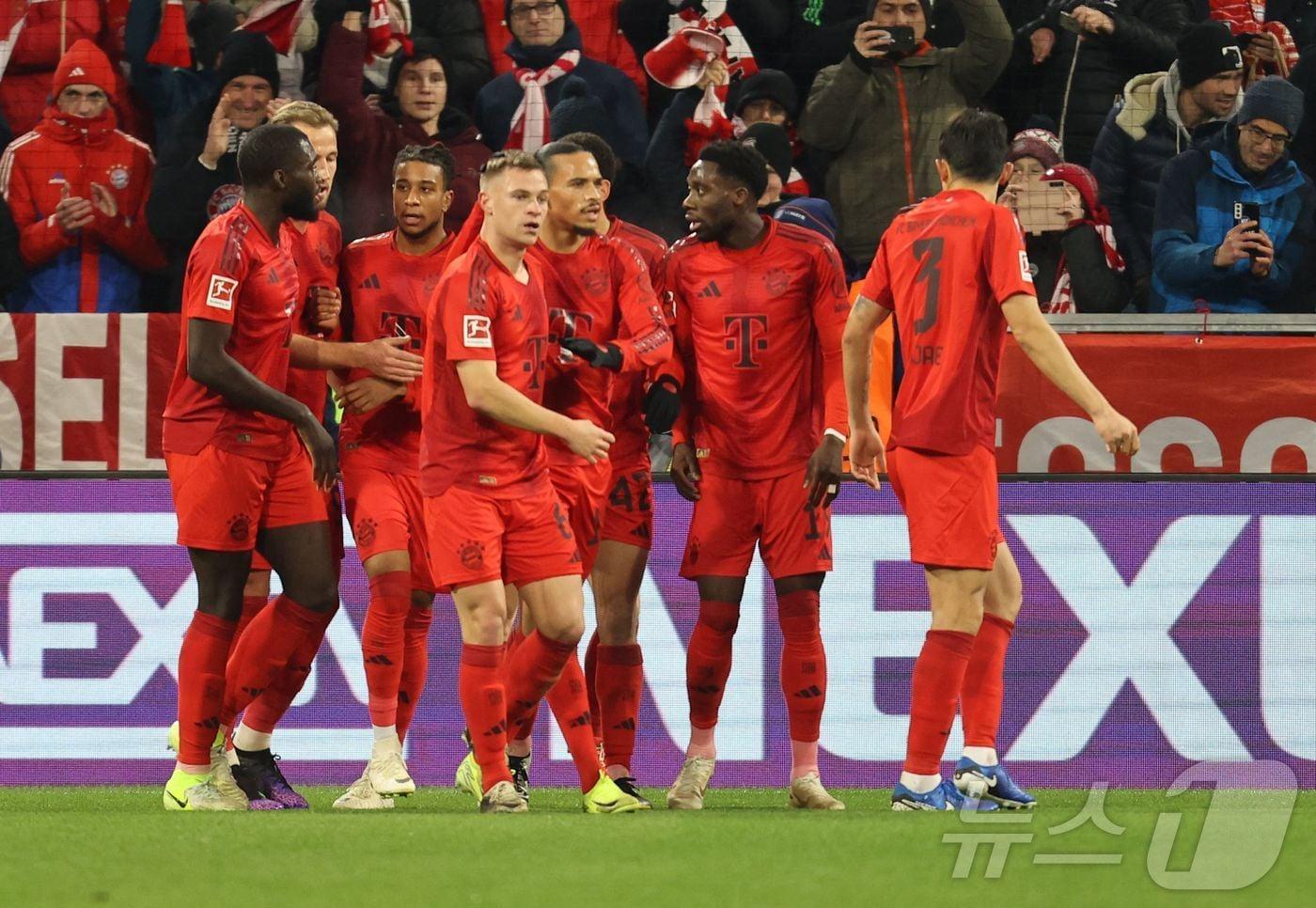 바이에른 뮌헨이 21일(한국시간) 열린 2024-25 분데스리가 RB 라이프치히와 홈 경기에서 5-1로 크게 이겼다. 김민재(오른쪽)는 83분을 소화하며 팀 승리에 일조했다. ⓒ AFP=뉴스1
