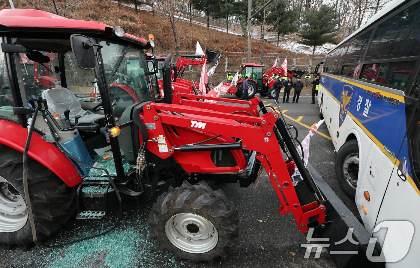 본문 이미지 - 전국농민회총연맹 전봉준 투쟁단 농민들이 21일 윤석열 대통령 구속 등을 촉구하는 집회를 위해 트랙터와 트럭을 몰고 상경하던 중 서울 남태령 고개 인근에서 경찰병력과 대치하고 있다. 2024.12.21/뉴스1 ⓒ News1 이동해 기자