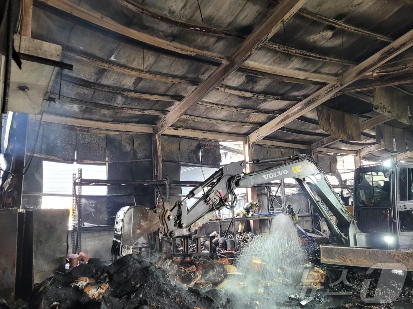 본문 이미지 - 21일 오전 5시 22분쯤 경남 창녕군 대합면 한 자동차 부품 제조공장에서 불이 났다.(경남소방본부 제공) 