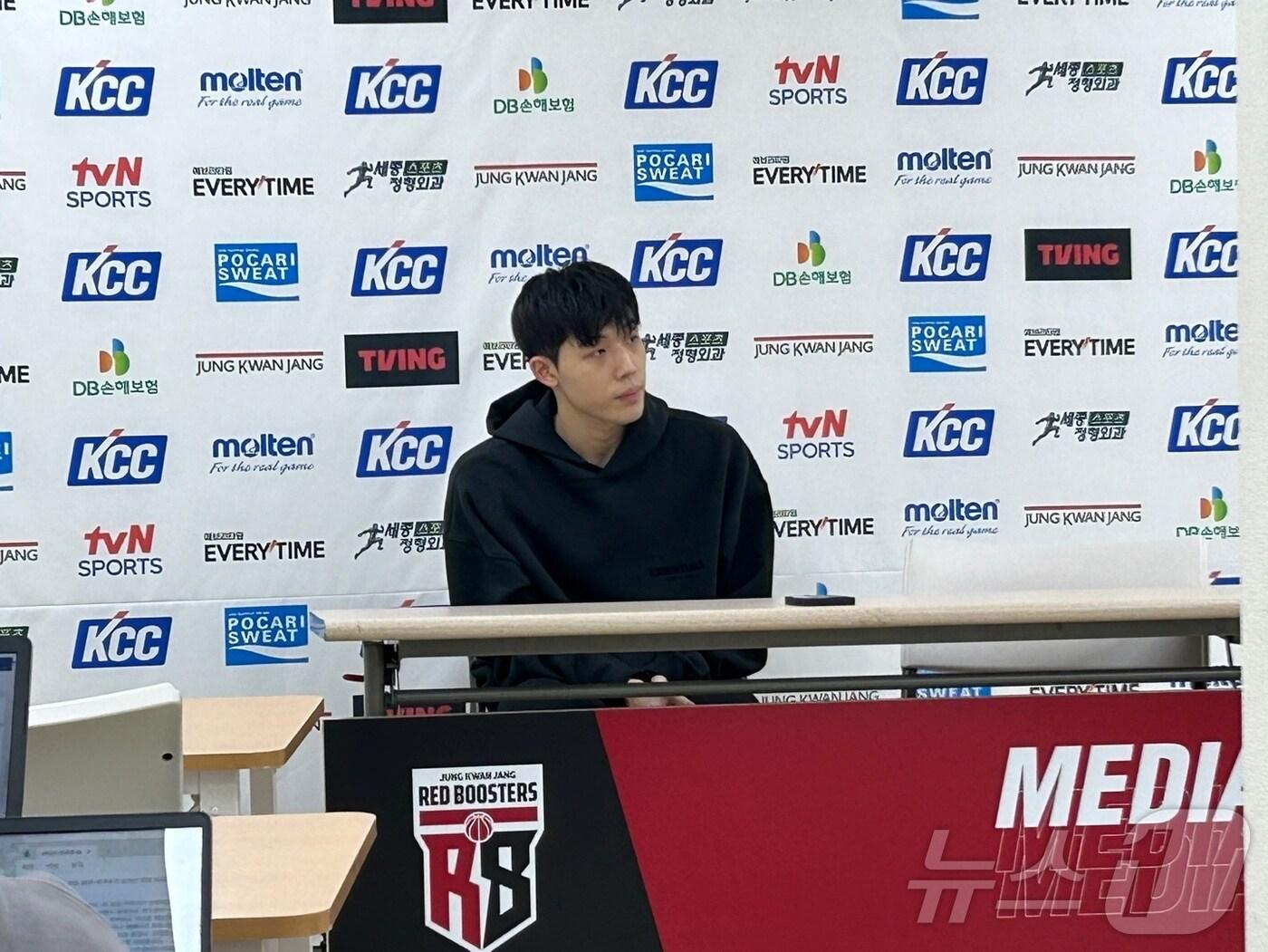 본문 이미지 - 21일 경기 안양 정관장 아레나에서 열린 2024-25 KCC 프로농구 정규리그 원정 경기에서 정관장에 승리 후 인터뷰를 하고 있는 서울 SK 가드 오재현. 2024.12.21/뉴스1 ⓒ News1 문대현 기자