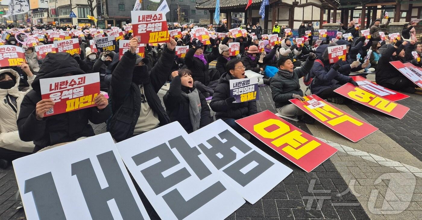 본문 이미지 - 21일 전북자치도 전주시 객사 앞에서 열린 윤석열 탄핵 촉구 전북도민대회 참가자들이 탄핵을 촉구하며 구호를 외치고 있다. 2024.12.21/뉴스1 ⓒ News1 유경석 기자