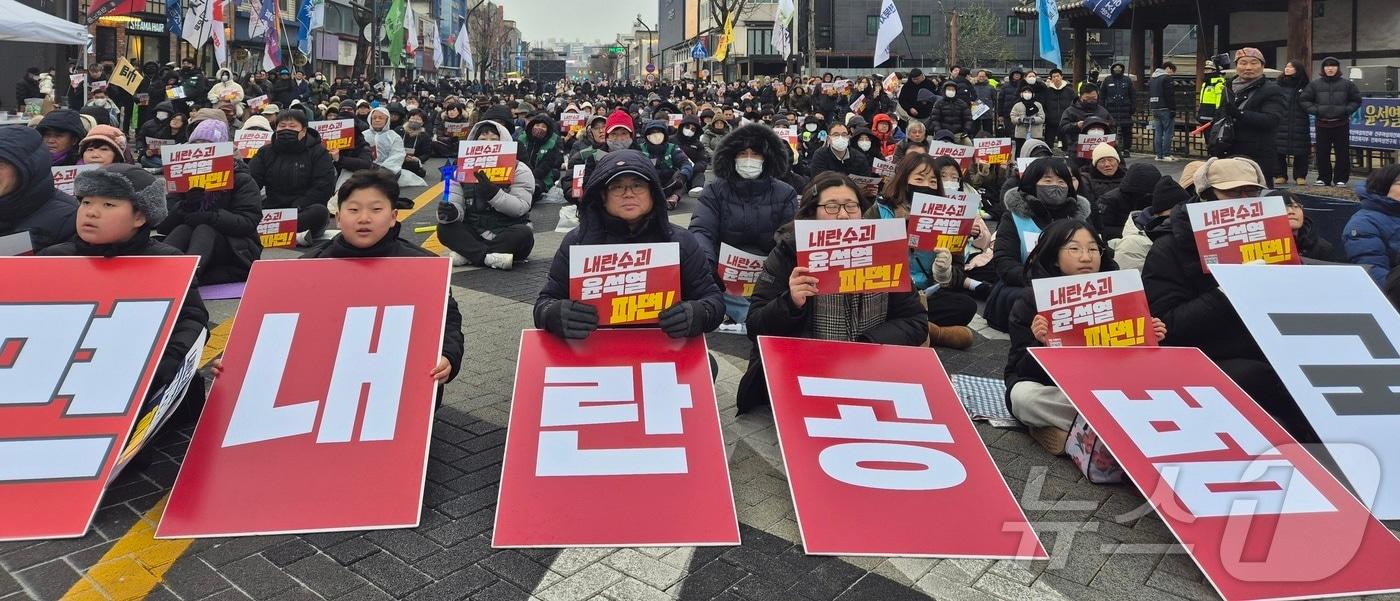 본문 이미지 - 21일 전북자치도 전주시 객사 앞에서 열린 윤석열 탄핵 촉구 전북도민대회 참가자들이 탄핵을 촉구하며 구호를 외치고 있다. 2024.12.21/뉴스1 ⓒ News1 유경석 기자