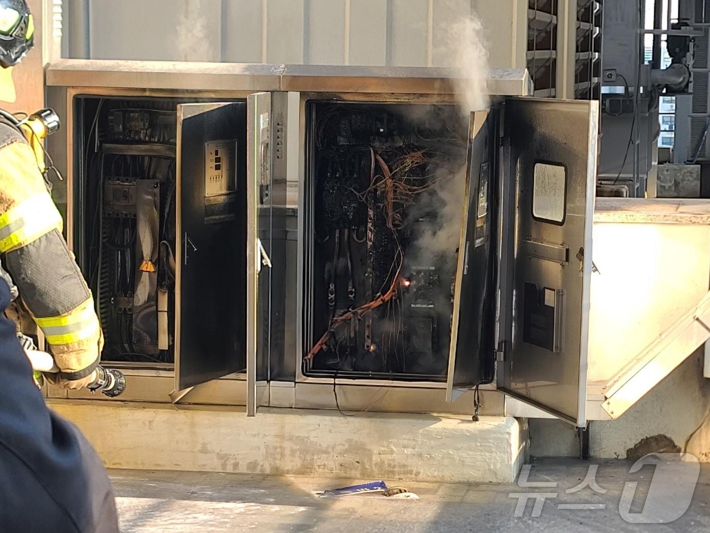 본문 이미지 - 21일 오후 2시 47분쯤 부산 북구 덕천동 한 실내빙상장 옥외배전함에서 화재가 발생했다.(부산경찰청 제공)