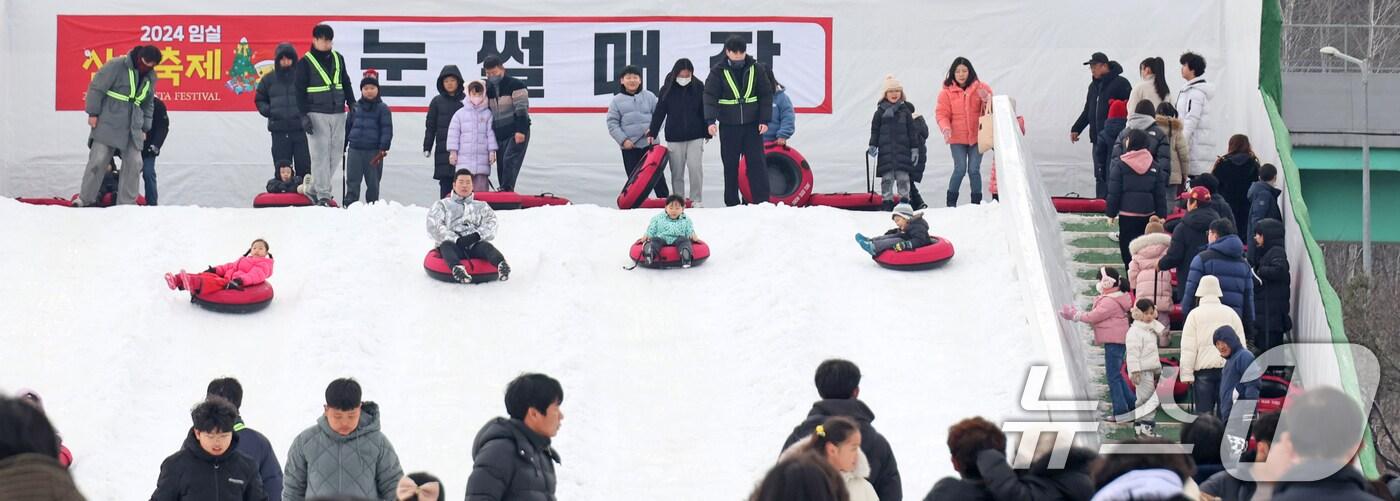 본문 이미지 - 지난해 12월21일 임실산타축제가 열린 전북자치도 임실군 임실치즈테마파크에서 관광객들이 체험을 하며 즐거운 시간을 보내고 있다. (임실군청 제공) 2024.12.21/뉴스1 ⓒ News1 유경석 기자