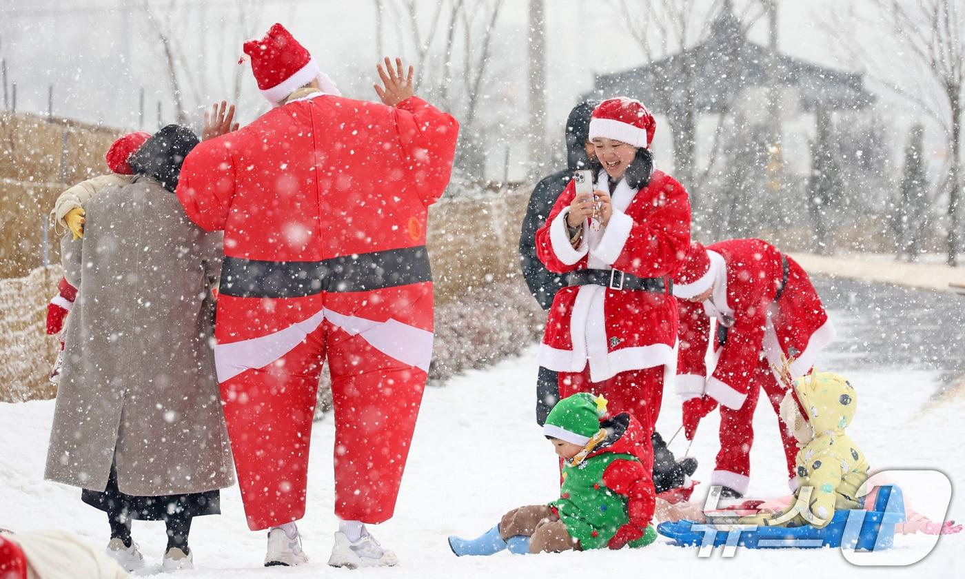 2024 임실산타축제가 열린 21일 전북자치도 임실군 임실치즈테마파크에서 퍼레이드가 열리고 있다. 산타축제는 21일부터 25일까지 5일간 임실치즈테마파크에서 펼쳐진다. (임실군청 제공) 2024.12.21/뉴스1 ⓒ News1 유경석 기자