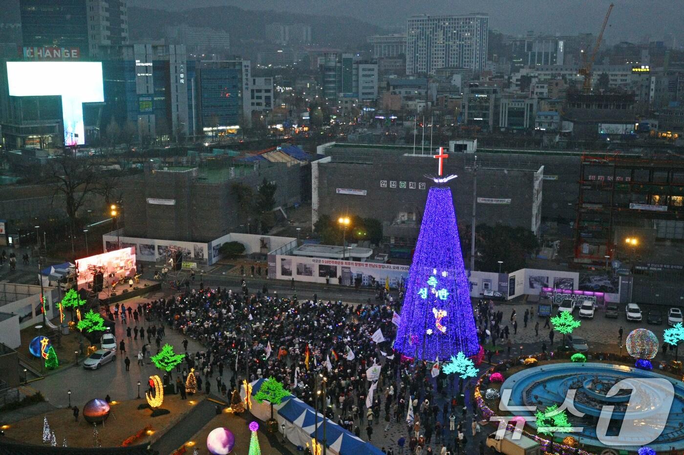 본문 이미지 - 국회 탄핵소추안 가결 후 첫 주말인 21일 오후 광주 동구 5·18민주광장에서 1천여 명의 참가자들이 윤 대통령의 조속한 파면을 촉구하는 시위를 하고 있다. 2024.12.21/뉴스1 ⓒ News1 박지현 기자