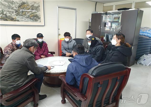 본문 이미지 - 외국인선원 체불임금 상담(해양수산부 제공)