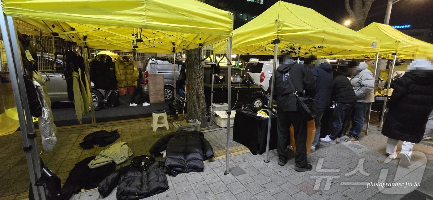 ‘새빛시장 위조상품 수사협의체 새빛시장 6차단속 모습.(특허청 제공)/뉴스1