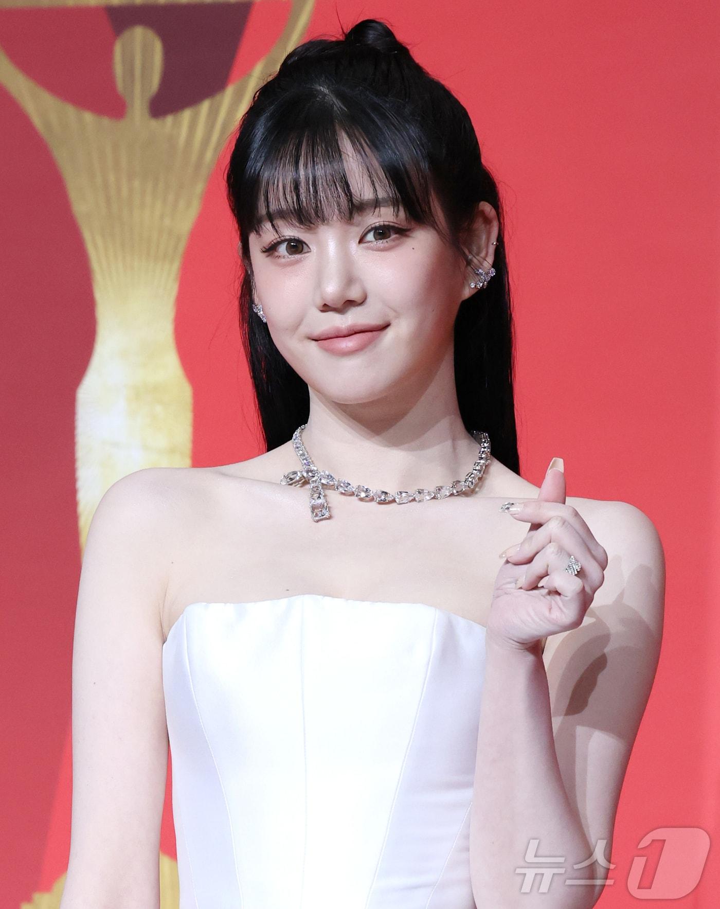 본문 이미지 - 배우 이유비가 21일 오후 서울 마포구 상암동 SBS 프리즘타워에서 열린 '2024 SBS 연기대상' 레드카펫 행사에 참석해 포즈를 취하고 있다. 2024.12.21/뉴스1 ⓒ News1 권현진 기자