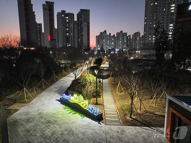 본문 이미지 - 군산 철길숲 4개 구간 중 활력림과 어울림 구간이 준공됐다.(군산시제공) 2024.12.22/뉴스1