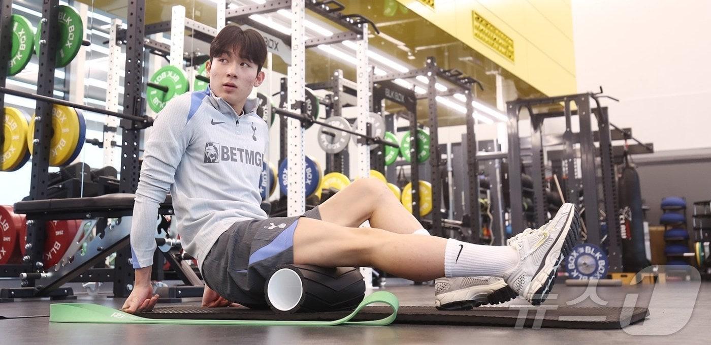 토트넘에 합류한 양민혁(18)이 현지 적응에 들어갔다. 토트넘에서 처음으로 실내 훈련을 한 모습이 공개됐다. 토트넘은 21일(한국시간) 홈페이지를 통해 "이번 여름에 계약한 양민혁이 '홋스퍼 웨이'에 처음 모습을 드러냈다＂라며 ＂지난달 K리그1 강원FC에서 이번 시즌을 마무리한 양민혁은 내년 1월 1일 팀 합류를 앞두고 이번 주 영국에 도착했다. 양민혁을 환영한다＂며 사진 4장을 게시했다.. (토트넘 홈페이지 캡처)2024.12.22/뉴스1