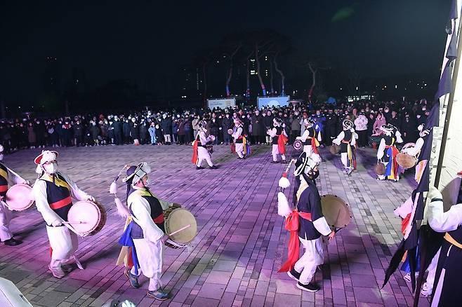 본문 이미지 -  2024년 세종호수공원에서 열린 해맞이 행사 (세종시 제공) / 뉴스1