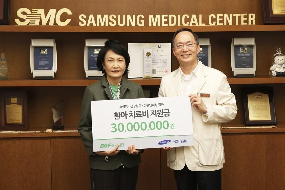 본문 이미지 - 양경희 BGF복지재단 이사장(왼쪽)과 박승우 삼성서울병원장이 19일 서울 강남구 삼성서울병원에서 환아 치료비 지원금 전달식 뒤 기념촬영을 하고 있다(BGF리테일 제공).