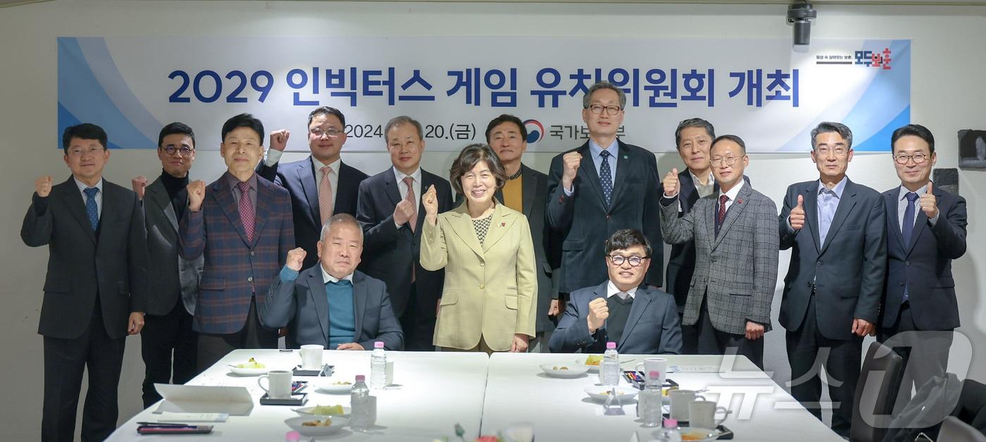 강정애 국가보훈부 장관이 지난 20일 오후 서울시 중구 컨퍼런스하우스 달개비에서 열린 2029 인빅터스게임 유치위원회에서 참석자들과 기념촬영을 하고 있다.&#40;국가보훈부 제공&#41;2024.12.22/뉴스1