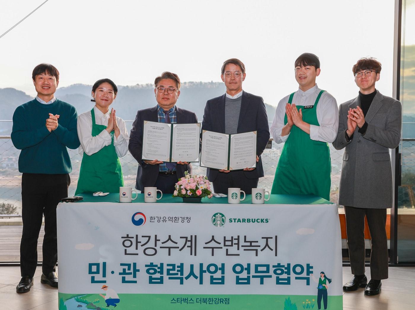본문 이미지 - 신동우 스타벅스 본부장&#40;왼쪽 네번째&#41;과 김동구 한강유역환경청장&#40;왼쪽 세번째&#41;이 20일 경기 남양주 스타벅스 더북한강R점에서 한강수계 수변녹지 민·관 협력사업 업무협약을 맺고 기념촬영을 하고 있다&#40;스타벅스 코리아 제공&#41;.