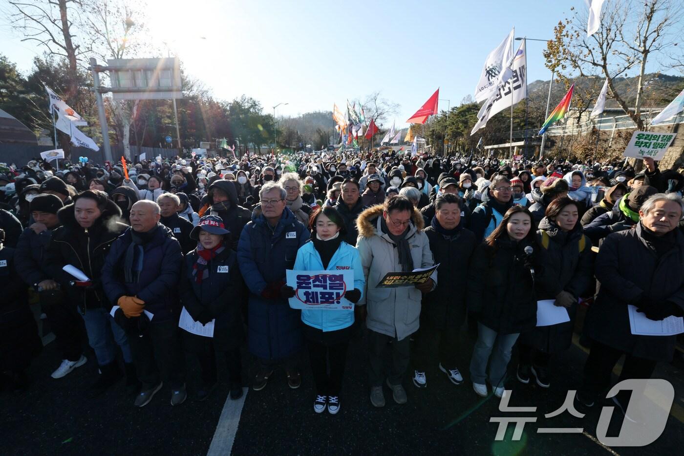 본문 이미지 - 전국농민회총연맹 전봉준 투쟁단 농민들과 시민들이 22일 서울 남태령 고개 인근에서 윤석열 대통령 체포와 구속을 촉구하는 집회를 하고 있다. 2024.12.22/뉴스1 ⓒ News1 박세연 기자