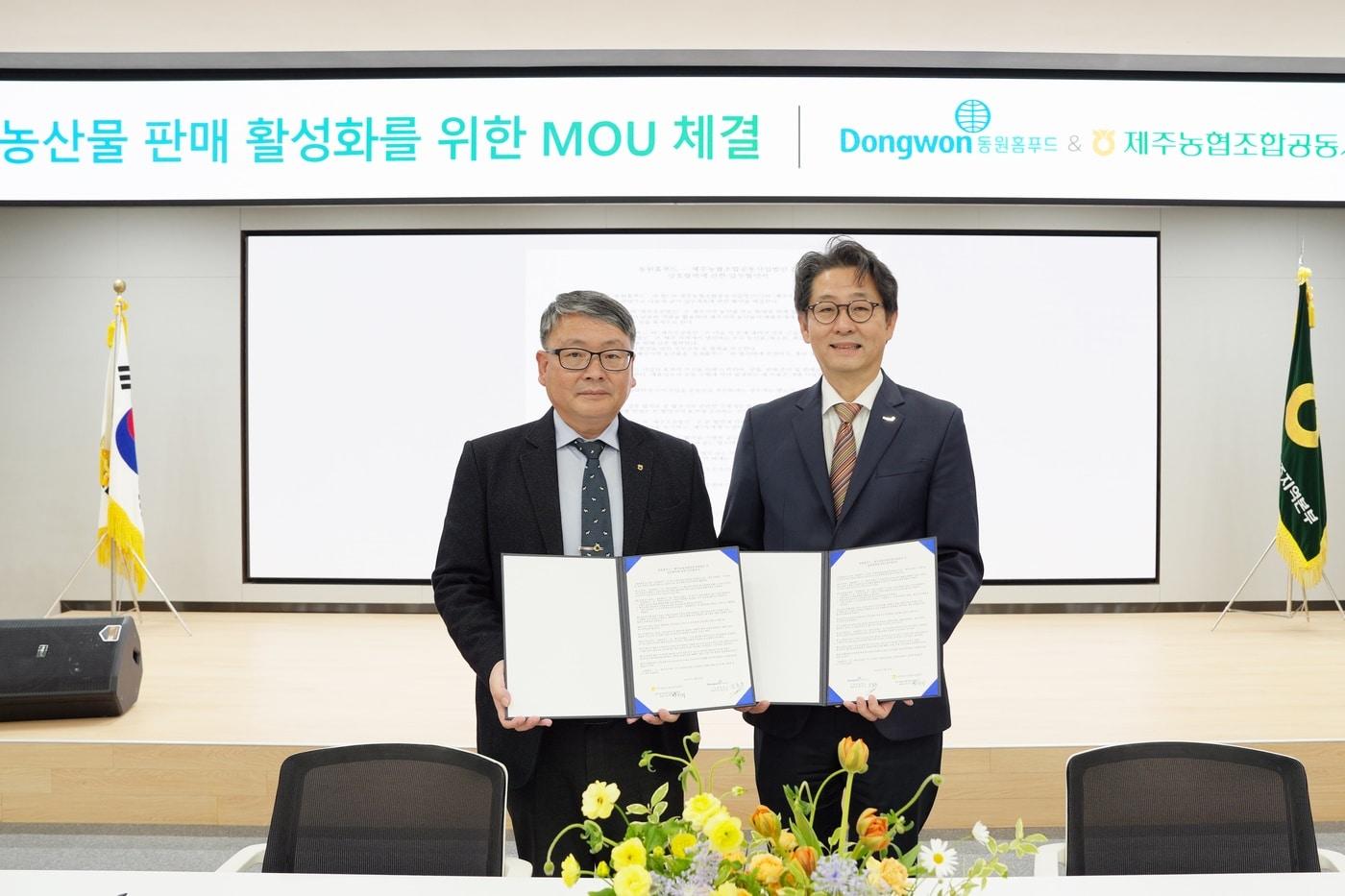 정문목 동원홈푸드 대표이사(오른쪽)와 박진석 제주농협조합공동사업법인 대표이사가 20일 제주도에서 제주농산물 판매 활성화 업무협약을 맺고 기념촬영을 하고 있다(동원홈푸드 제공).