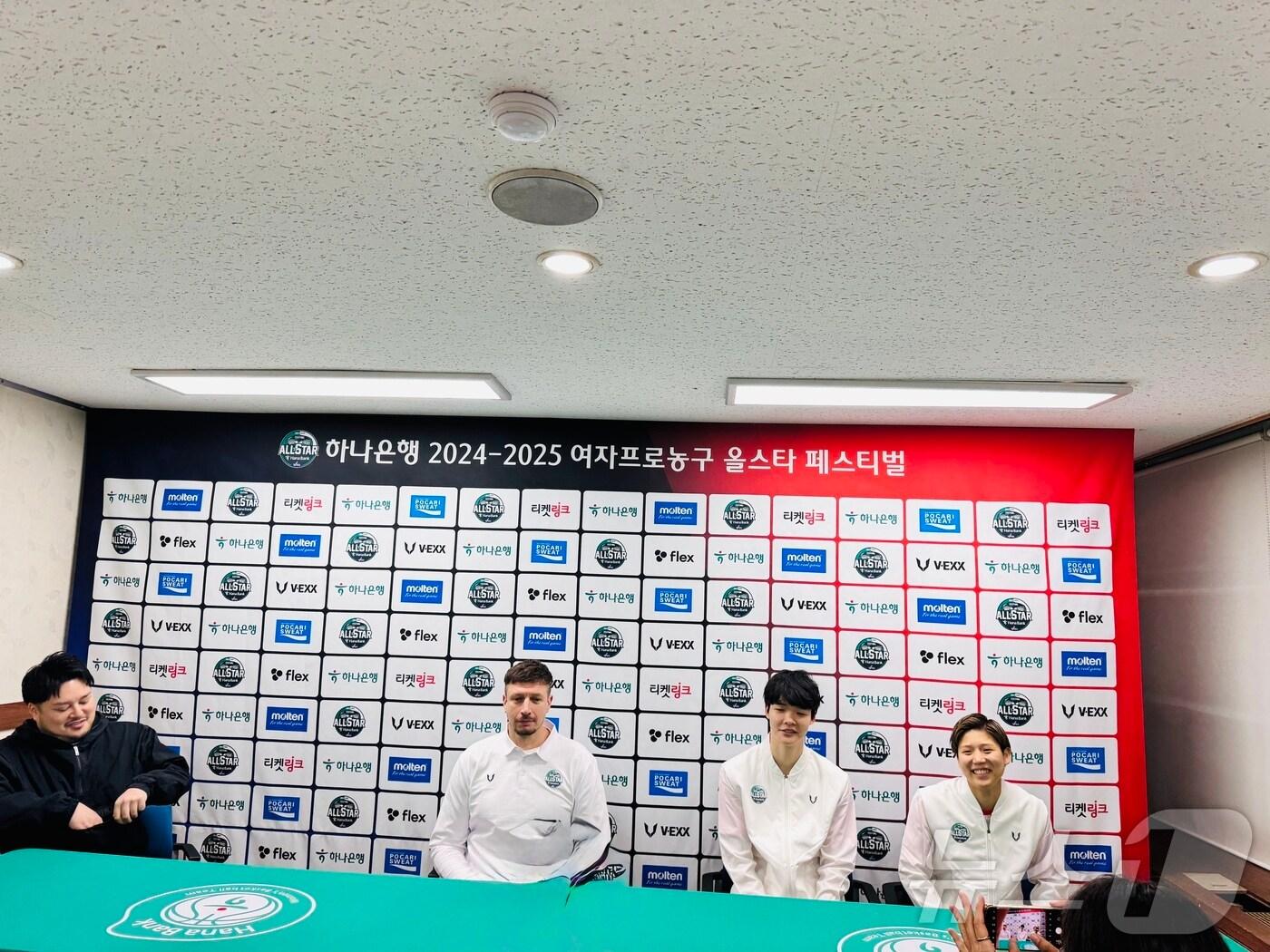 본문 이미지 -  WKBL 올스타 페스티벌에 참가한 일본 농구대표팀  부크사노비치 감독(왼쪽부터), 아카호, 마치다.2024.12.22/뉴스1 ⓒ News1 서장원 기자