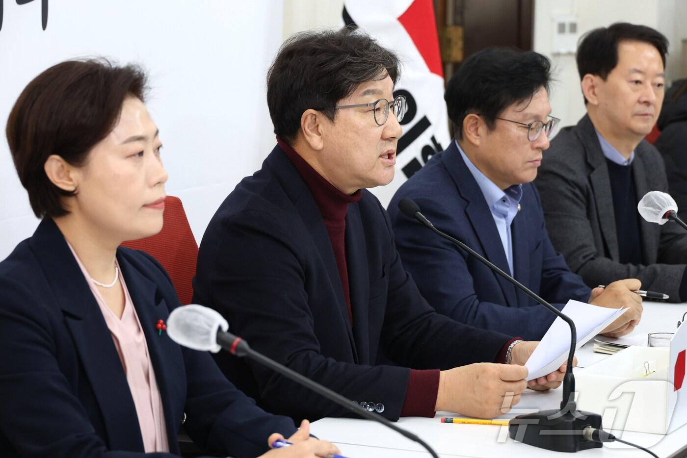 본문 이미지 - 권성동 국민의힘 대표 권한대행 겸 원내대표가 22일 오전 서울 여의도 국회에서 현안 관련 기자간담회를 하고 있다. 2024.12.22/뉴스1 ⓒ News1 이광호 기자
