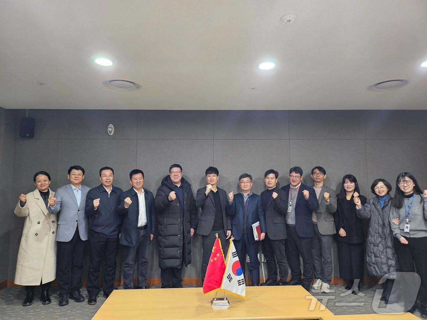 본문 이미지 - 20일 중국 허베이성과 충남도 관계자들이 기념촬영을 하고 있다.(충남도 제공)/뉴스1