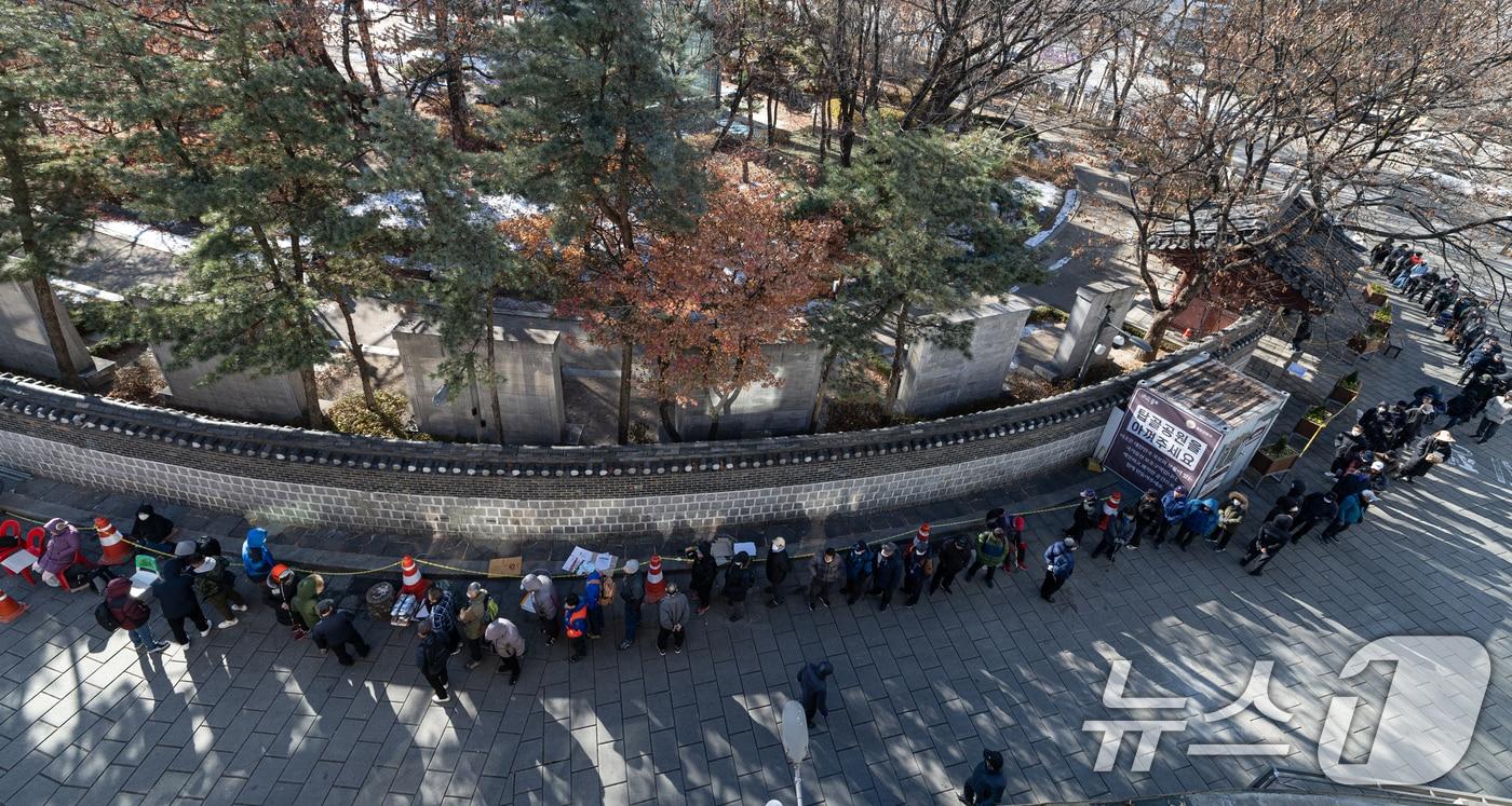 22일 오전 서울 종로구 탑골공원 원각사 노인 무료급식소를 찾은 어르신들이 식사를 위해 줄 서 있다. (사진은 기사와 관련 없음).  2024.12.22/뉴스1 ⓒ News1 이승배 기자
