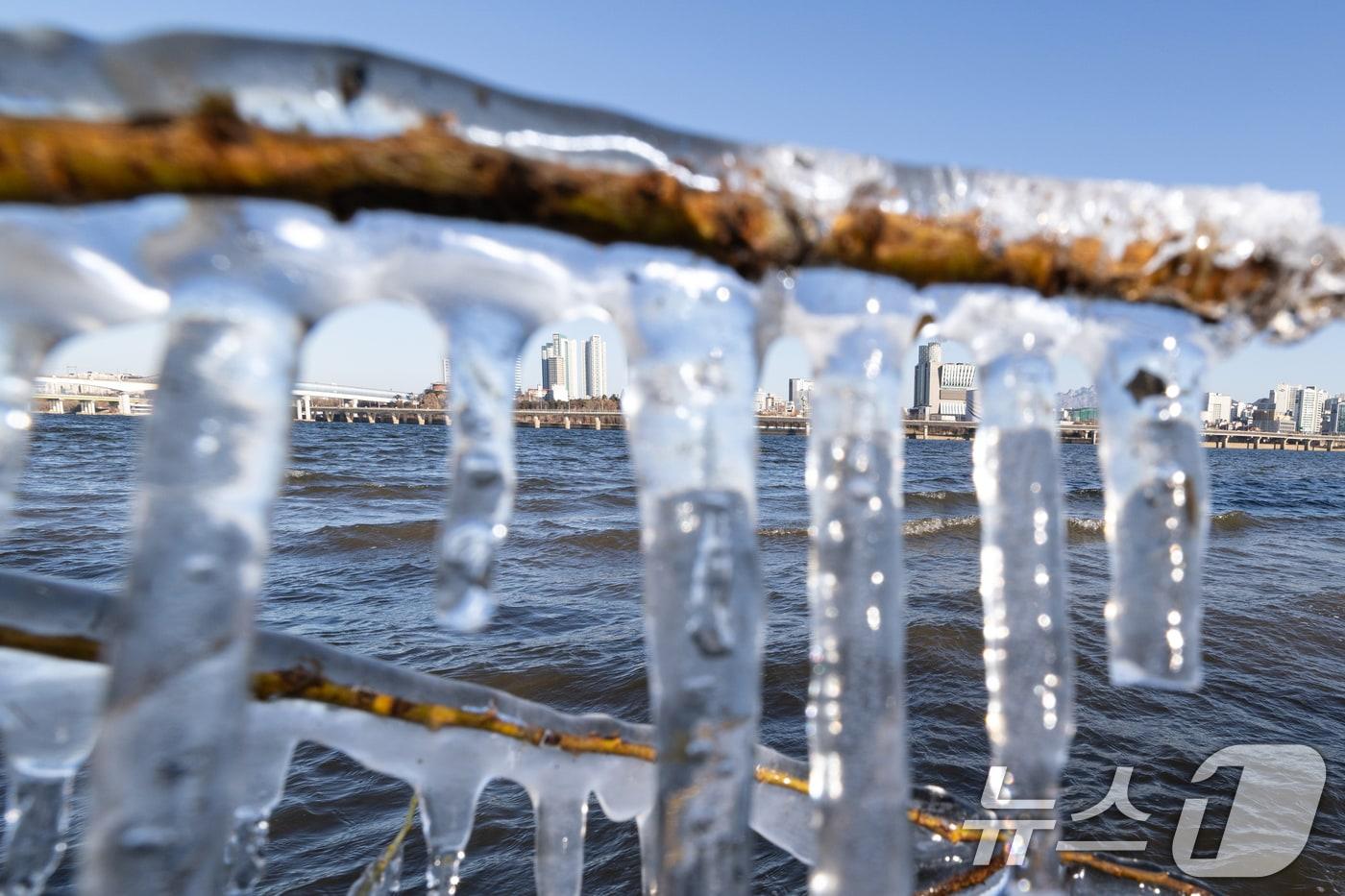 서울 여의도 한강공원 인근에 고드름이 얼어있다. 2024.12.22/뉴스1 ⓒ News1 이승배 기자