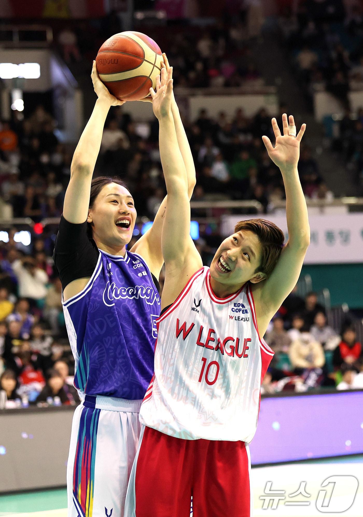 본문 이미지 - 22일 부천 원미구 부천체육관에서 열린 하나은행 2024-2025 시즌 여자프로농구 한일 올스타전에서 한국 올스타 강이슬과 일본 올스타 마치다 루이가 볼다툼을 하고 있다. 2024.12.22/뉴스1 ⓒ News1 박지혜 기자