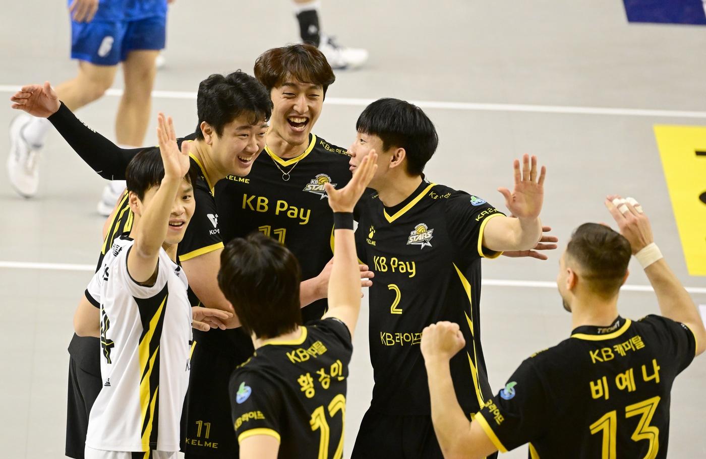 본문 이미지 - 한국전력을 상대로 3-0 승리를 거둔 KB손해보험(KB손해보험 제공)