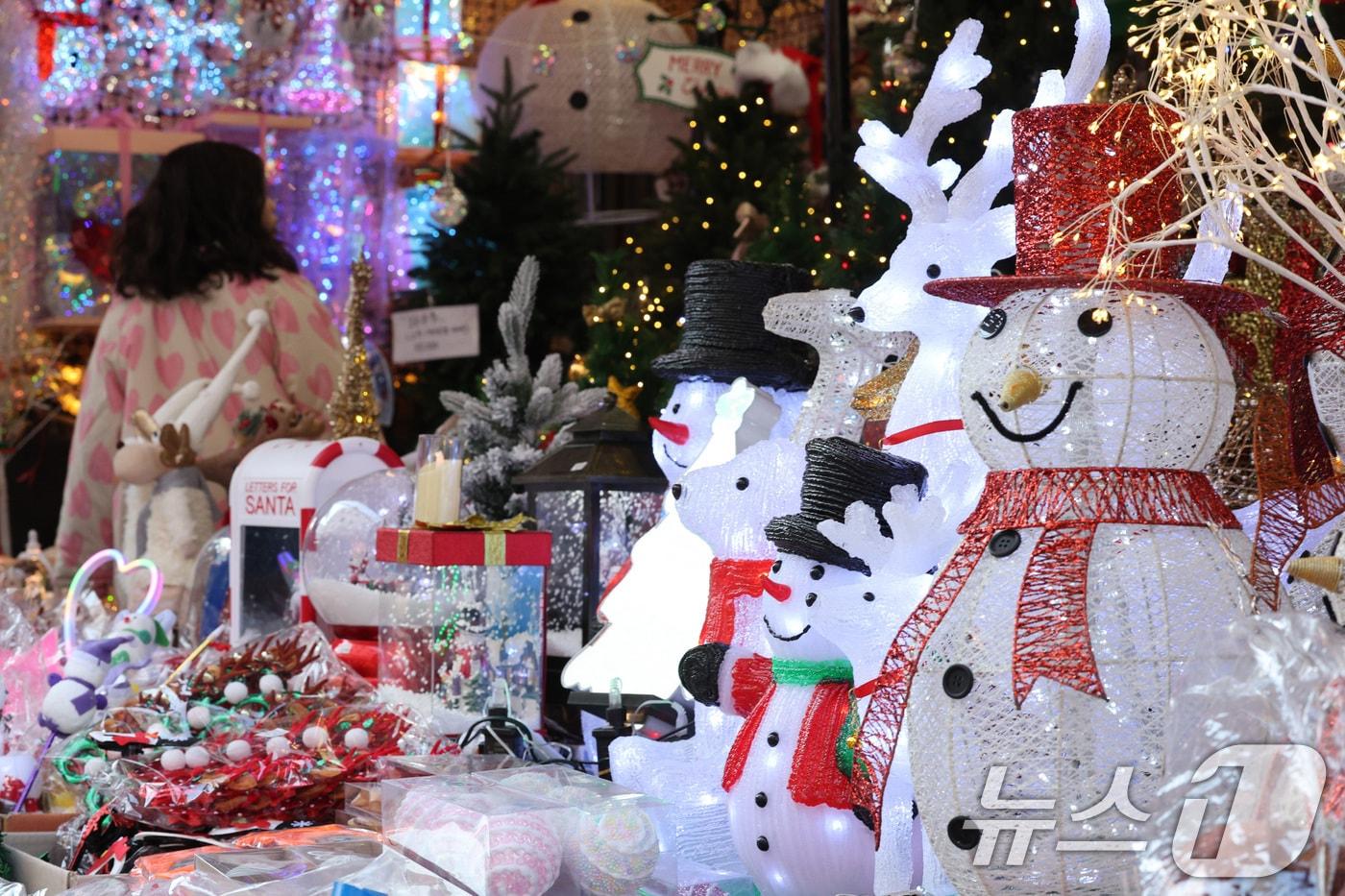 본문 이미지 - 크리스마스를 사흘 앞둔 22일 오후 서울 종로구 창신동 문구완구시장을 찾은 어린이들이 선물을 고르고 있다. 2024.12.22/뉴스1 ⓒ News1 신웅수 기자