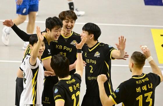 본문 이미지 - 한국전력을 상대로 3-0 승리를 거둔 KB손해보험(KB손해보험 제공)