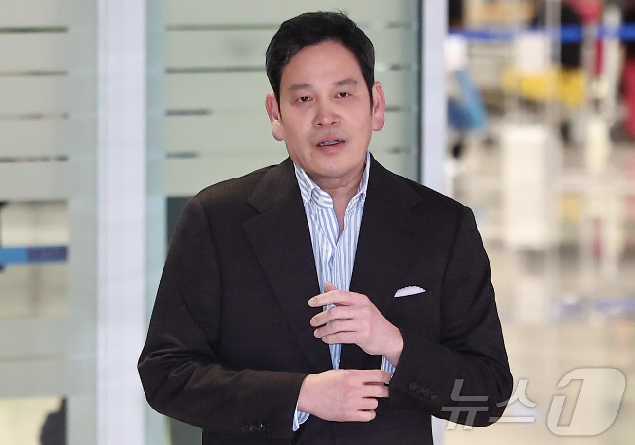 본문 이미지 - 정용진 신세계그룹 회장이 22일 방미 일정을 마치고 인천국제공항 제2터미널을 통해 귀국하고 있다. 정 회장은 방미 일정 중 도널드 트럼프 미국 대통령 당선인과 만나 대화를 나눈 것으로 알려졌다. 2024.12.22 ⓒ 뉴스1 김도우 기자