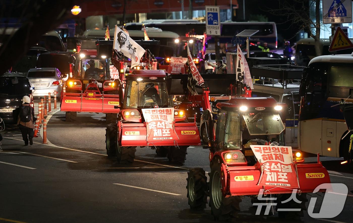전국농민회총연맹(전농)의 트랙터들이 지난해 12월 22일 오후 서울 서초구 남태령에서 대규모 집회를 연 뒤 대통령 한남관저로 향하고 있다. 2024.12.22/뉴스1 ⓒ News1 김진환 기자