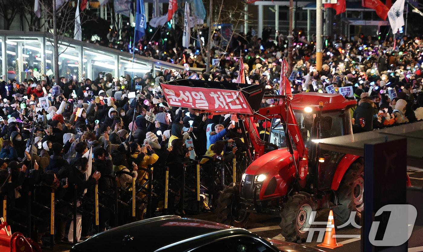 전국농민회총연맹(전농)의 트랙터들이 22일 오후 서울 서초구 남태령에서 윤석열 대통령 구속을 촉구하는집회를 갖은 뒤 대통령 한남관저로 향하고 있다. 2024.12.22/뉴스1 ⓒ News1 김진환 기자