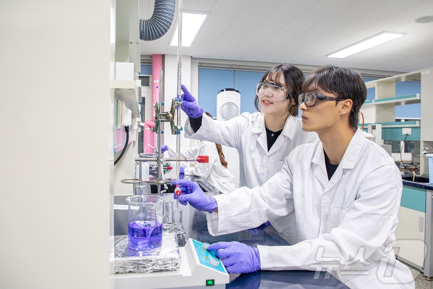 서울시립대 융합응용화학과 실험 모습. (서울시립대 제공)