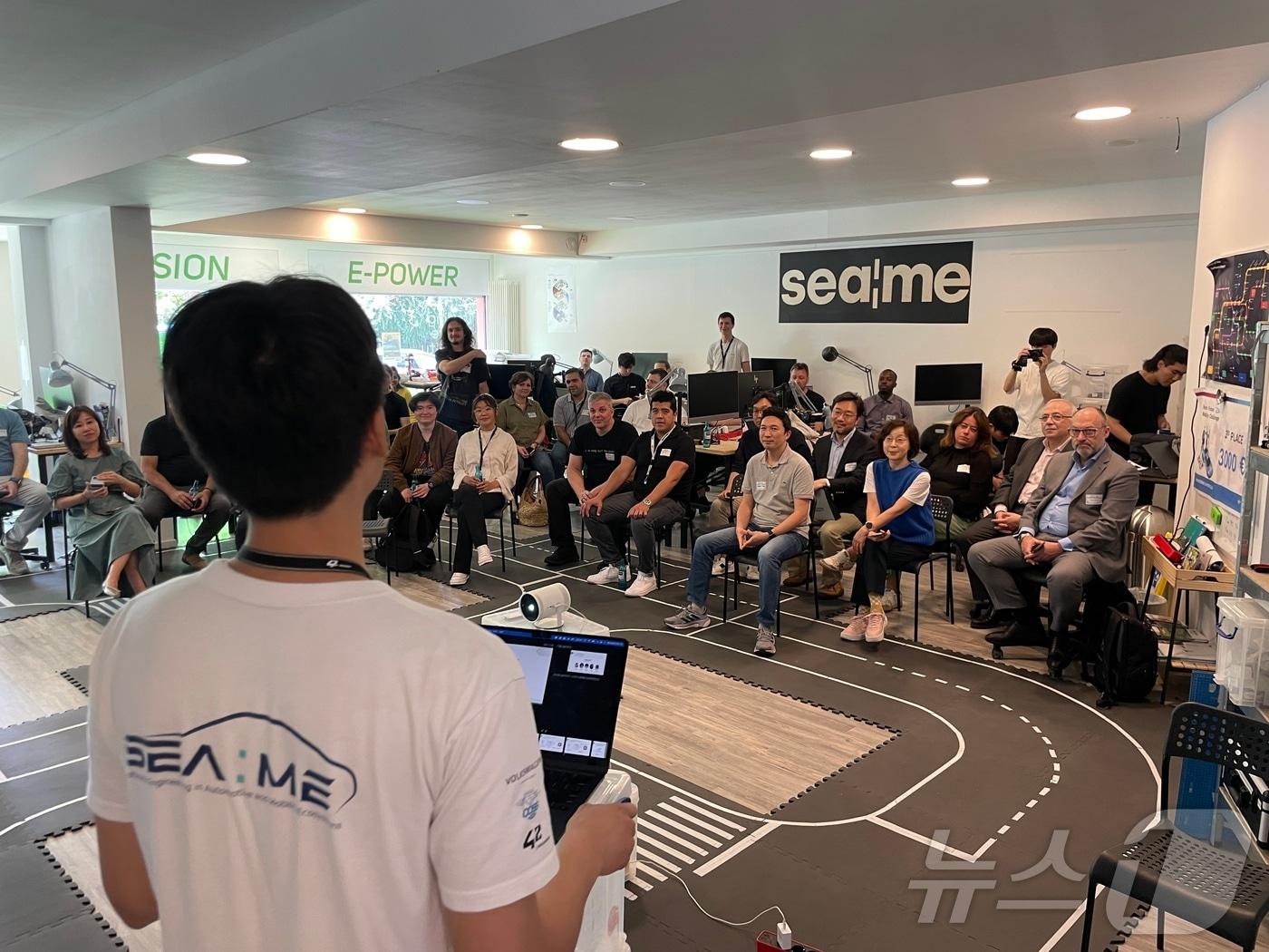 본문 이미지 - 국민대학교 학생들이 독일에서 폭스바겐그룹코리아와 함께 진행하는 글로벌교육프로그램 SEA:ME에 참여하여 관계자들에게 PT하고 있다. (국민대 제공)