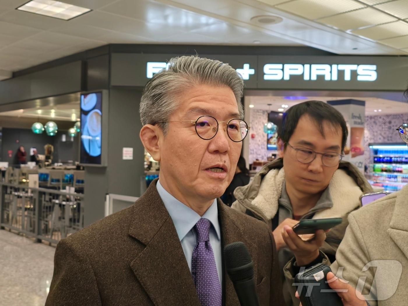 본문 이미지 - 김홍균 외교부 1차관이 22일&#40;현지시간&#41; 워싱턴DC 덜레스공항에서 취재진과 만나 이번 방미 목적에 대해 설명하고 있다 .김 차관은 24일까지 미국에 머물며 커트 캠벨 미 국무부 부장관 등과 회담한 뒤 26일까지 일본에서 차관급 회담을 이어갈 예정이다.