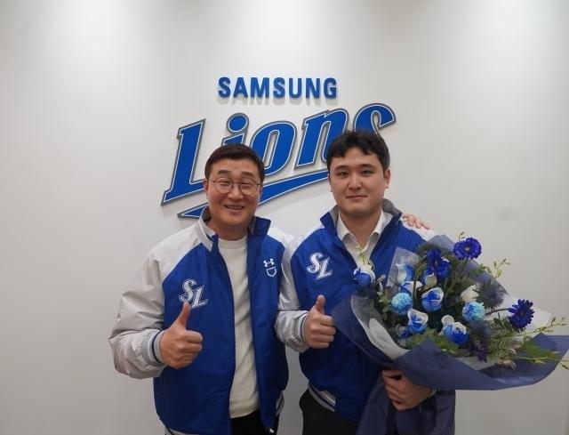 본문 이미지 - 삼성 라이온즈에 입단한 최원태(오른쪽). (삼성 라이온즈 제공)