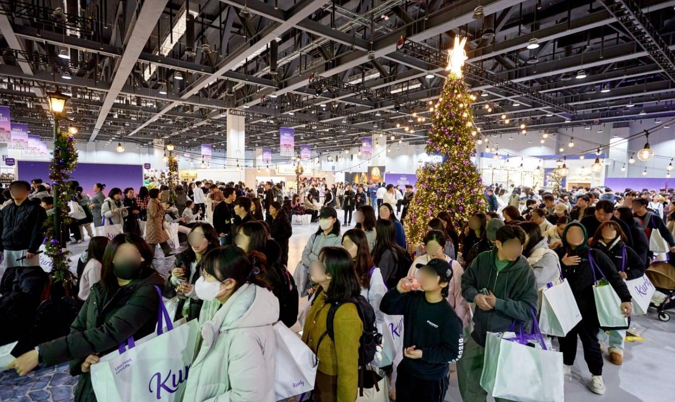 본문 이미지 - 지난 19일부터 나흘간 코엑스 마곡에서 열린 '컬리푸드페스타 2024'가 누적 방문객 3만여 명을 기록했다. (컬리 제공)