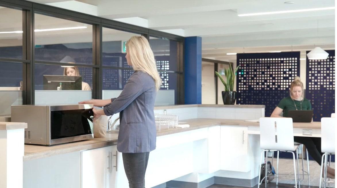 본문 이미지 - GCcoworking 공간에서 효율적으로 일하는 공공 서비스 직원들의 모습 /2024. 12. 16/&lt;출처: 캐나다 정부 홈페이지&gt;