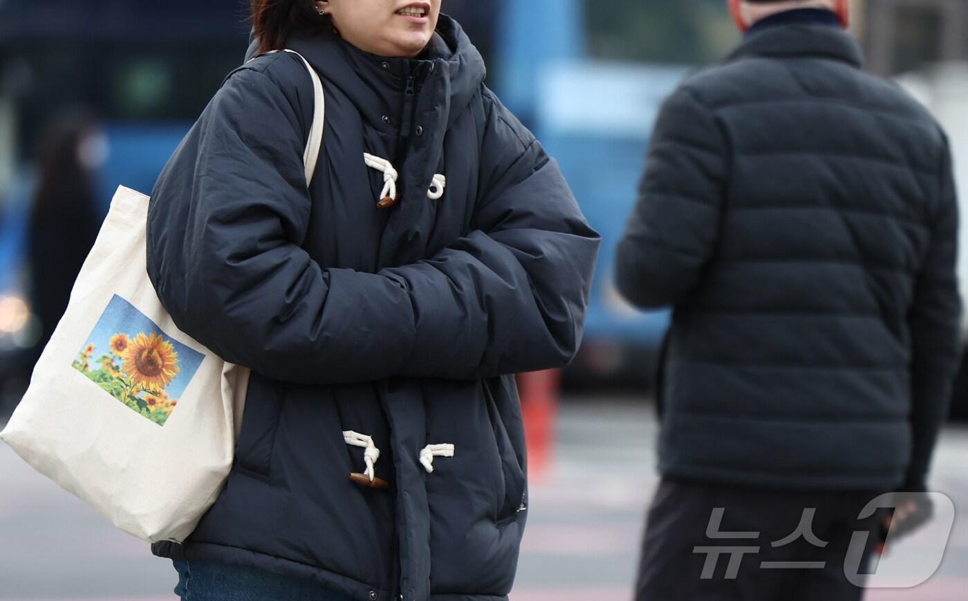 본문 이미지 - 추위가 이어진 23일 서울 종로구 광화문네거리에서 두터운 옷을 입은 시민들이 길을 지나가고 있다. 2024.12.23/뉴스1 ⓒ News1 김도우 기자