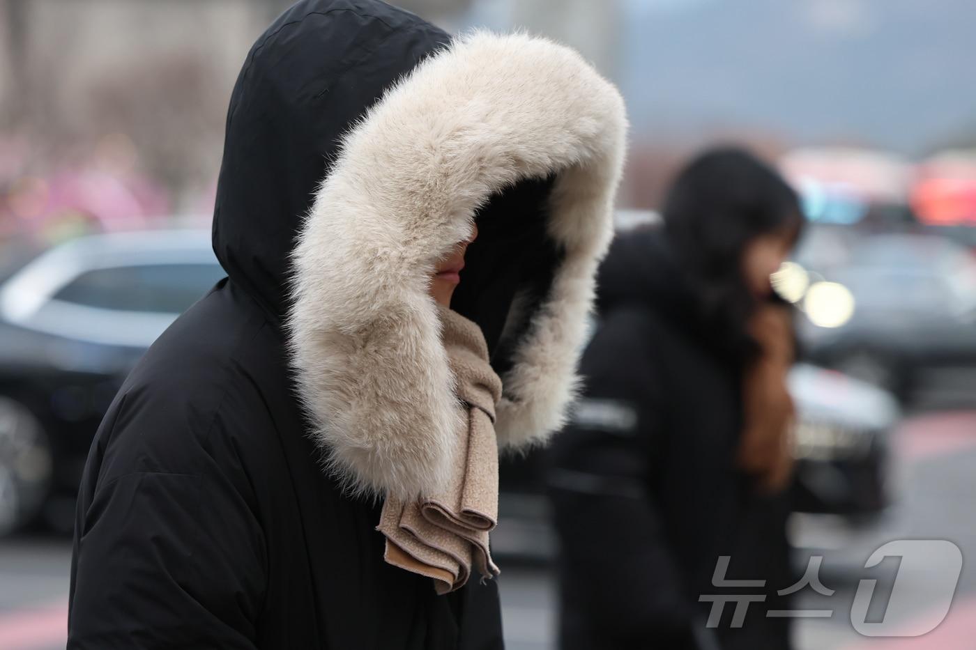 본문 이미지 - 서울 종로구 광화문네거리에서 두터운 옷을 입은 시민들이 길을 지나가고 있다. /뉴스1 ⓒ News1 김도우 기자