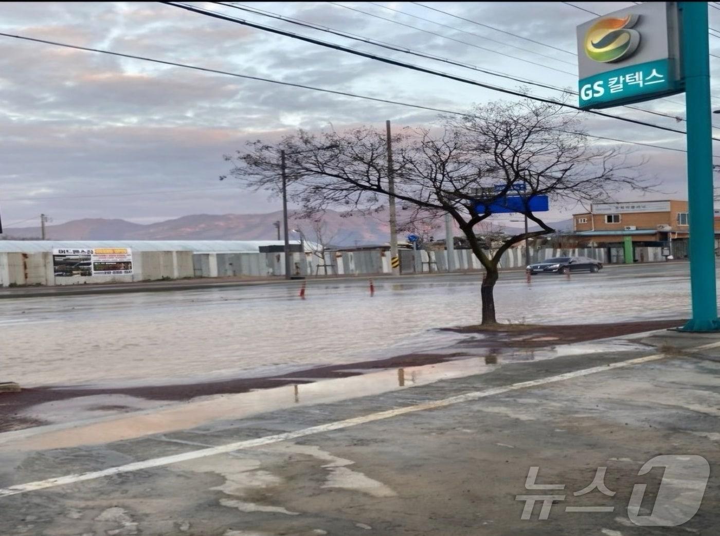 본문 이미지 - 23일 오전 6시 35분쯤 광주 북구 본촌동 일원 상수도관이 누수돼 도로가 침수돼 있다.&#40;광주 북구 제공&#41;2024.12.23/뉴스1 ⓒ News1 김동수 기자
