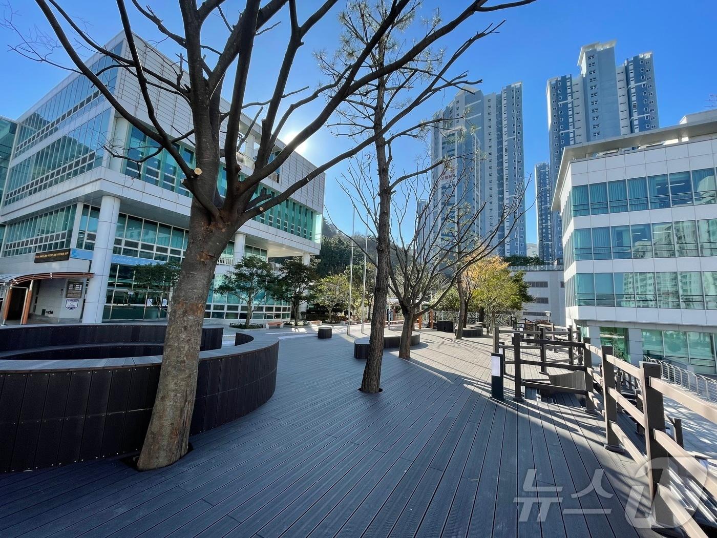 본문 이미지 - 부산시북부교육지원청과 부산시립구포도서관의 통합광장.(부산시교육청 제공) 