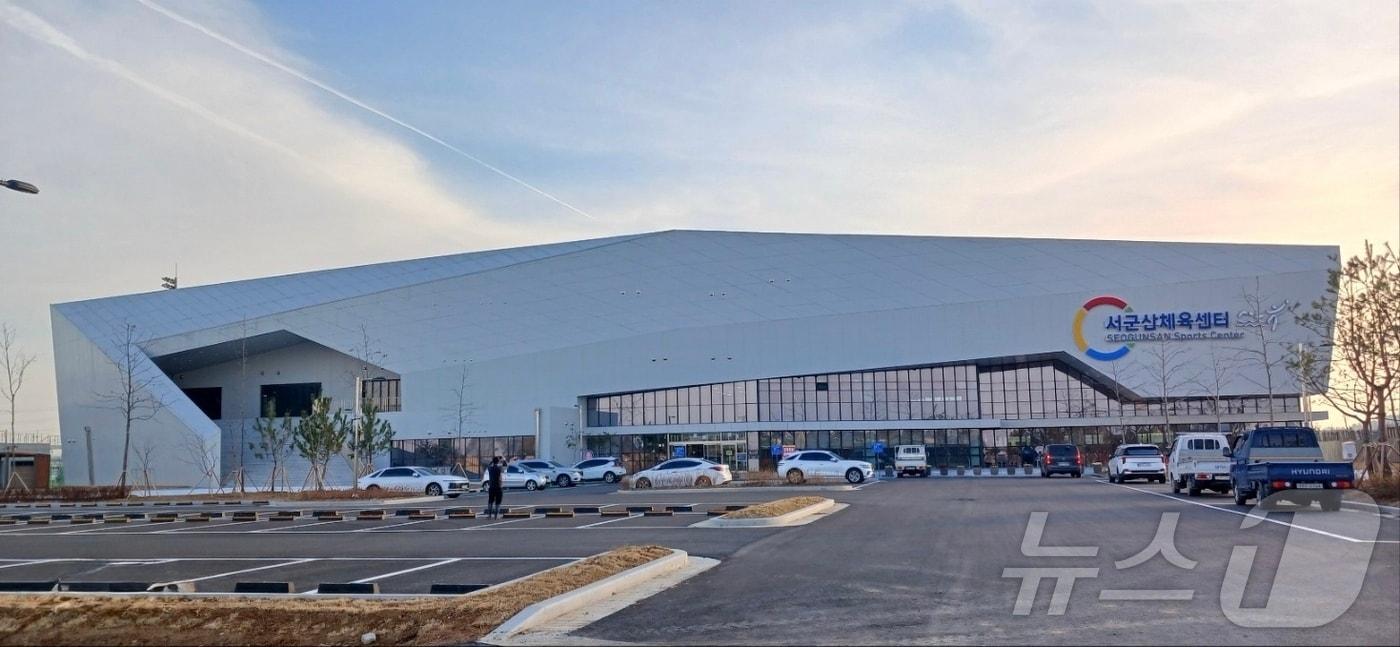 본문 이미지 - 내년 2월 개관을 앞두고 있는 서군산체육센터가 26일부터 수영장을 무료 시범운영한다.(군산시 제공) 2024.12.23/뉴스1