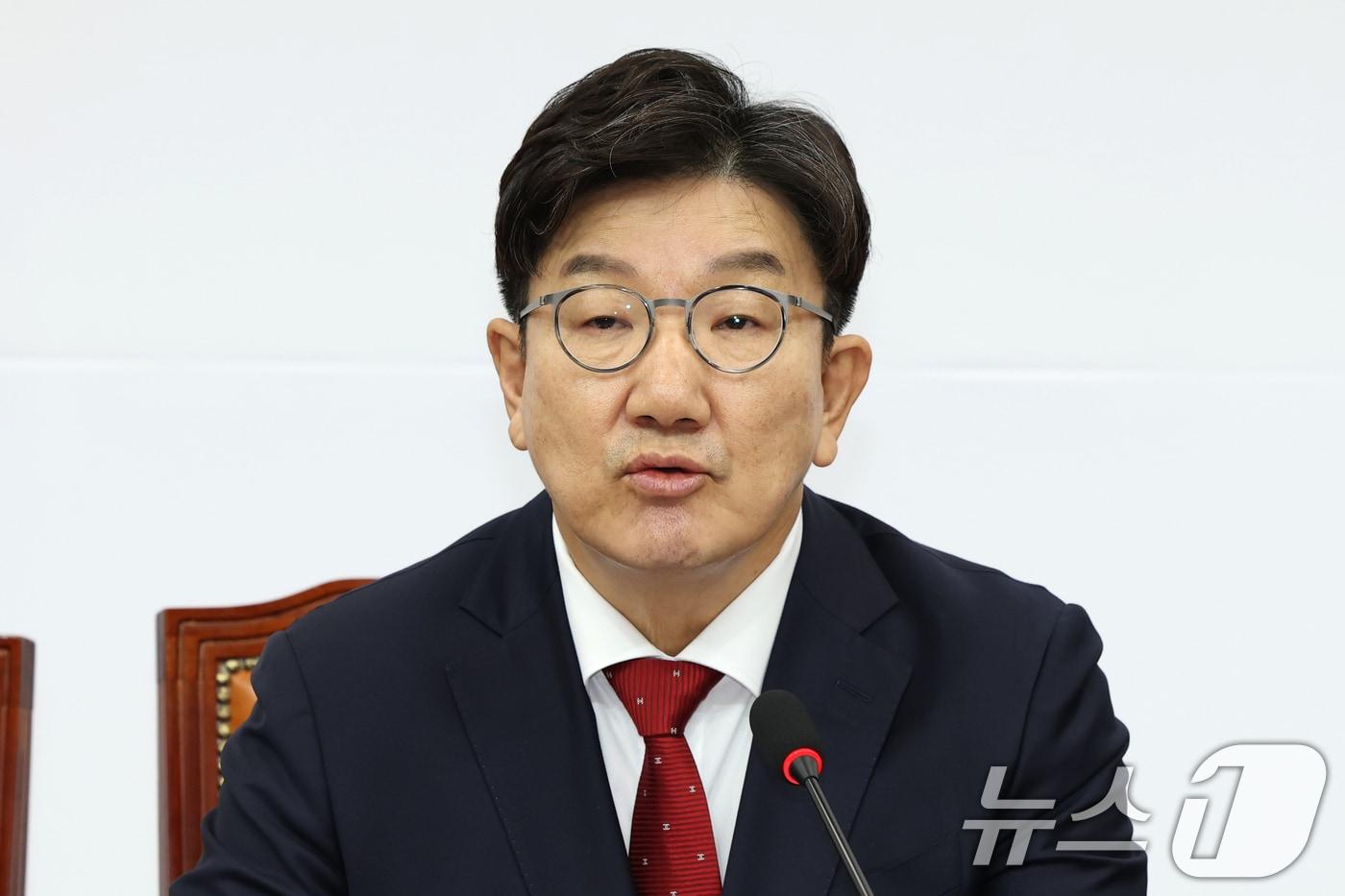 본문 이미지 - 권성동 국민의힘 대표 권한대행 겸 원내대표가 23일 오전 서울 여의도 국회에서 열린 원내대책회의에서 모두발언을 하고 있다. 2024.12.23/뉴스1 ⓒ News1 이광호 기자