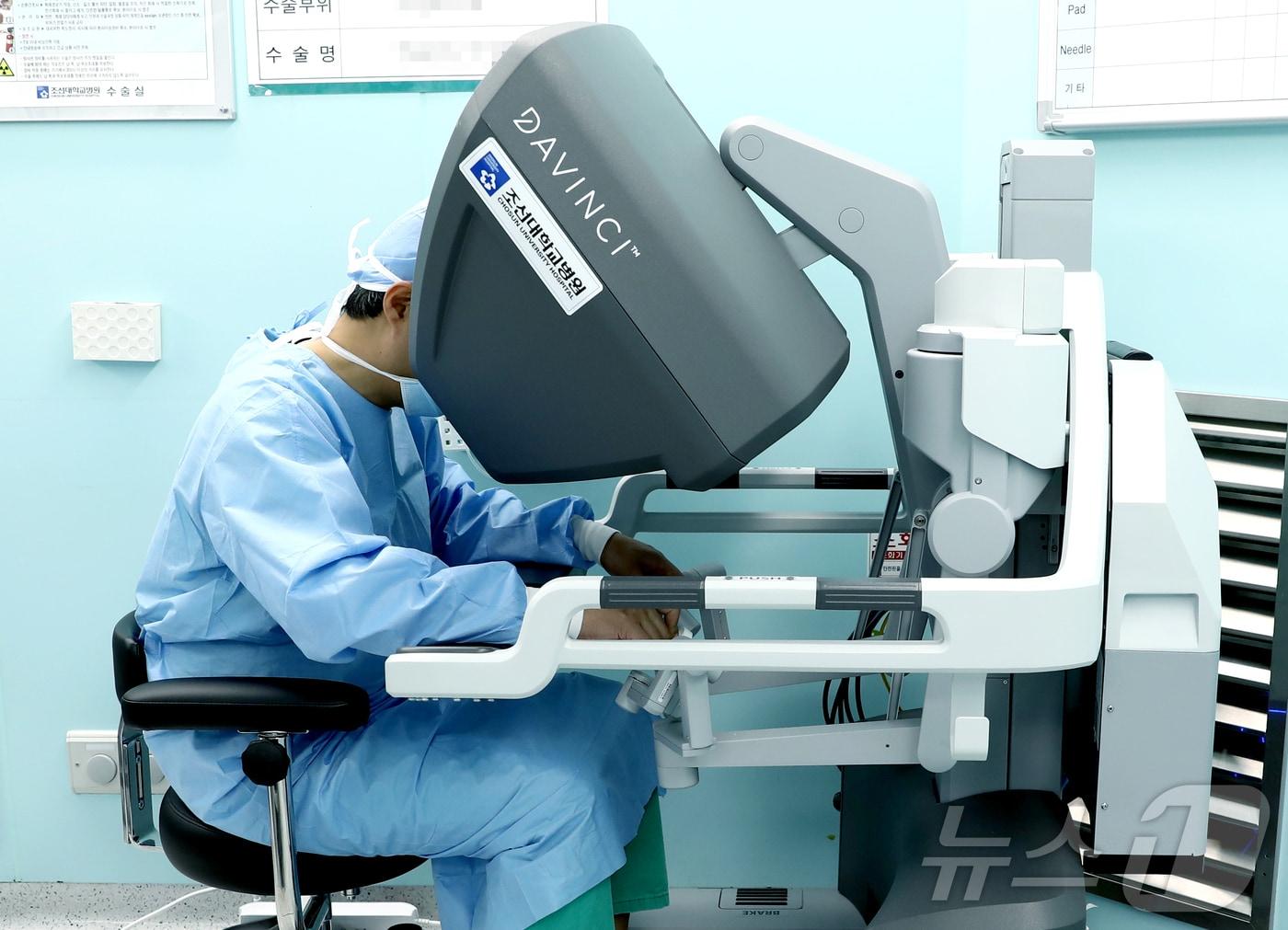 본문 이미지 - 김유석 조선대병원 로봇수술센터장이 로봇 수술을 집도하고 있다.(조선대병원 제공) 2024.12.23