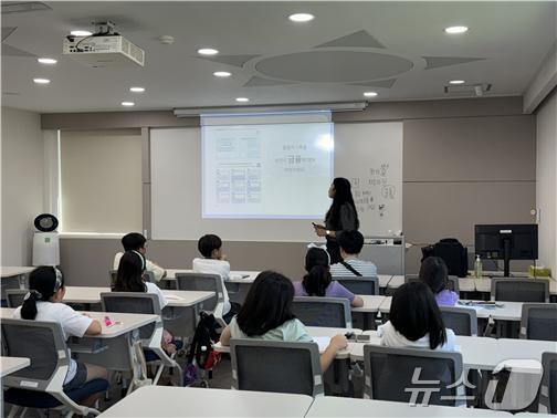 본문 이미지 - 한국예탁결제원 대구고객센터는 오는 1월7일부터 2월21일까지 대구의 5개 도서관에서 '찾아가는 금융교육 겨울방학 특별프로그램'을 진행한다. 사진은 지난 8월 북부도서관에서 열린 '찾아가는 금융교육 여름방학 프로그램' 진행 모습.(예탁결제원 대구고객센터 제공)