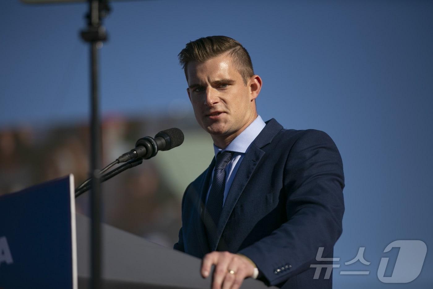  공화당의 미국 하원의원 후보였던 보 하인스가 2022년 9월 23일 노스캐롤라이나주 윌밍턴의 에어로 센터에서 열린 도널드 트럼프 전 대통령을 위한 세이브 아메리카&#40;Save America&#41; 집회에서 연설하고 있다.ⓒ AFP=뉴스1