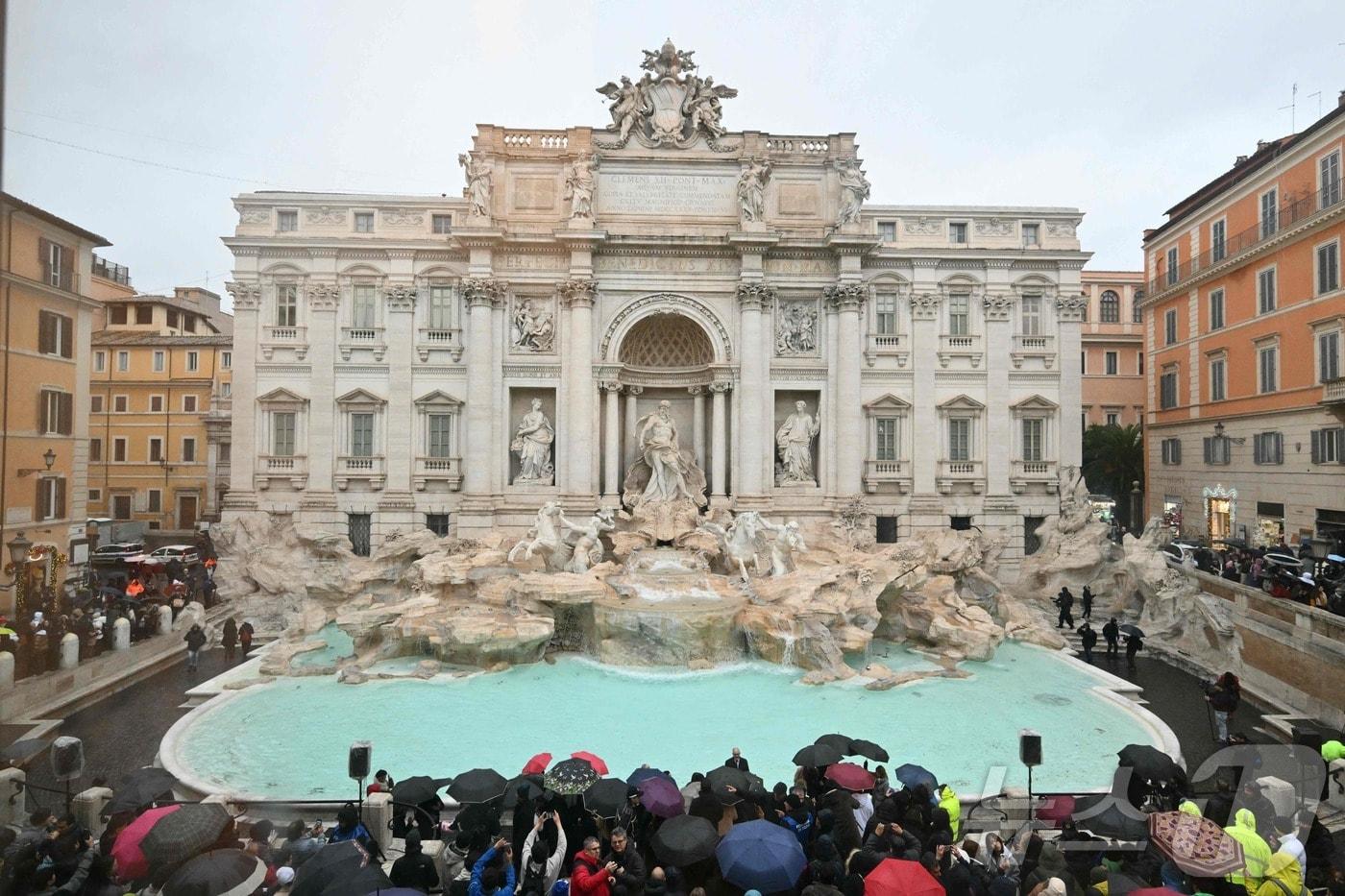 탈리아 로마의 트레비 분수에 사람들이 몰려들었다. 2024.12.22 ⓒ AFP=뉴스1 ⓒ News1 김지완 기자